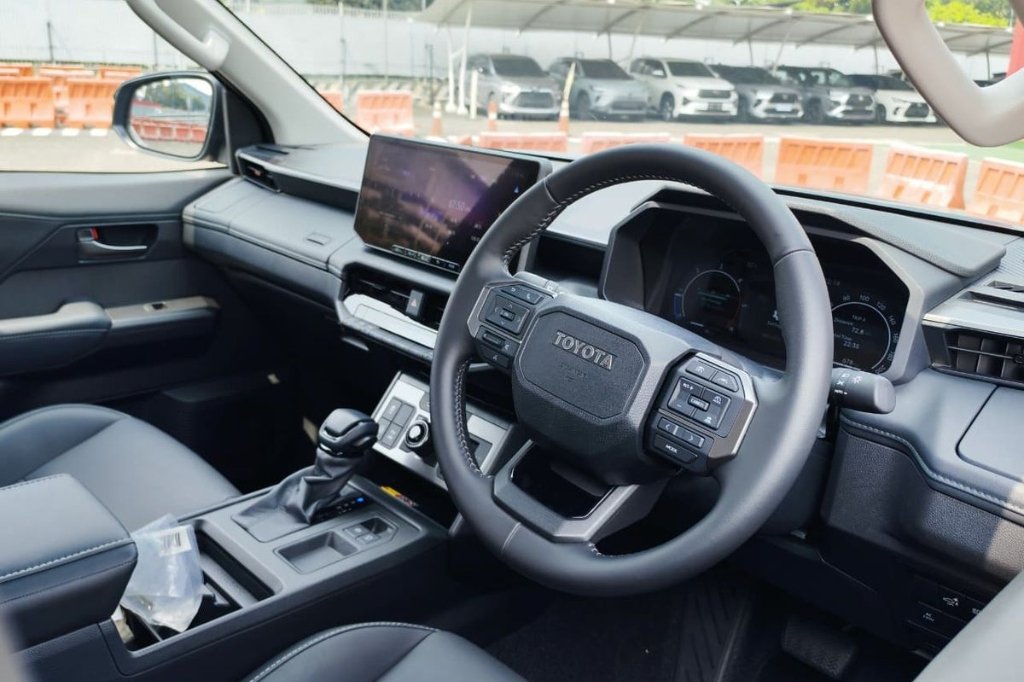 Interior kabin dan kemudi modern Toyota New Hilux 2026